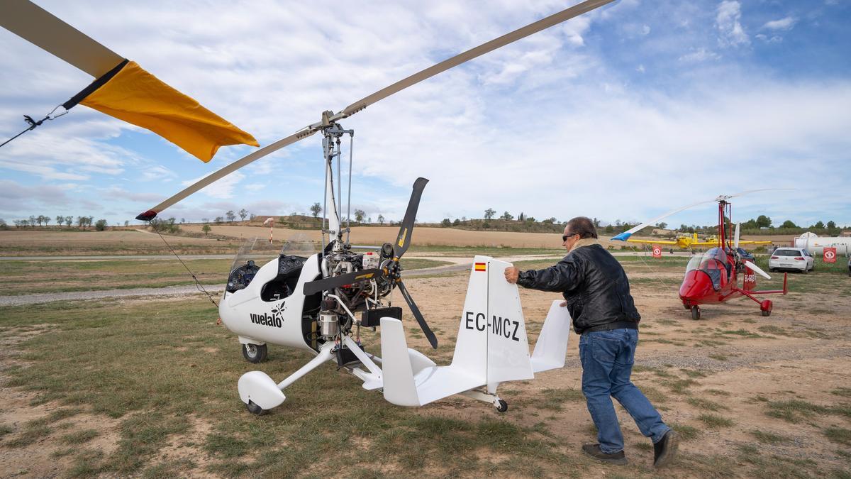 El instructor Patxi Rodríguez prepara un autogiro antes del vuelo.