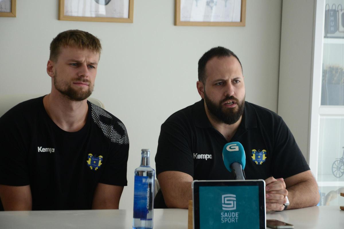 Mads Thyman y Nacho Moyano durante la presentación del jugador danés.