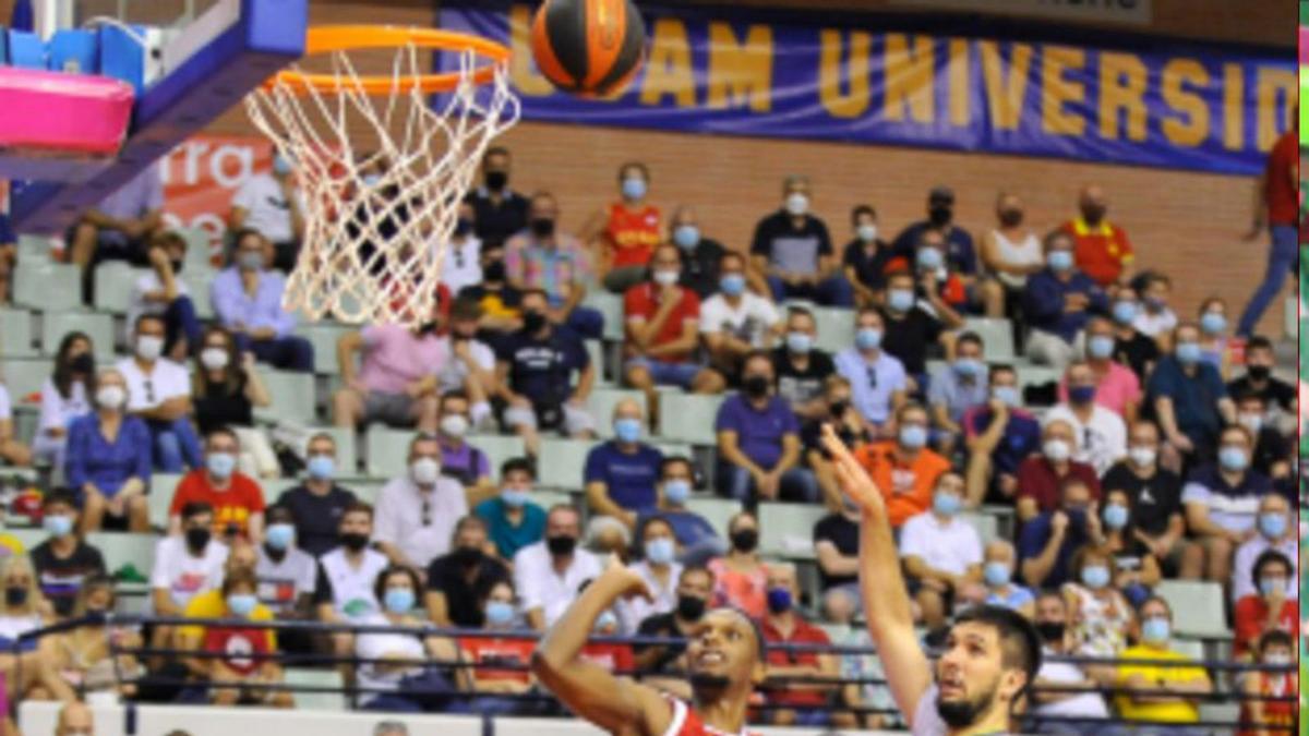 McFadden, ante Bouteille, en el UCAM-Unicaja.  | ACB PHOTO / J. BERNAL