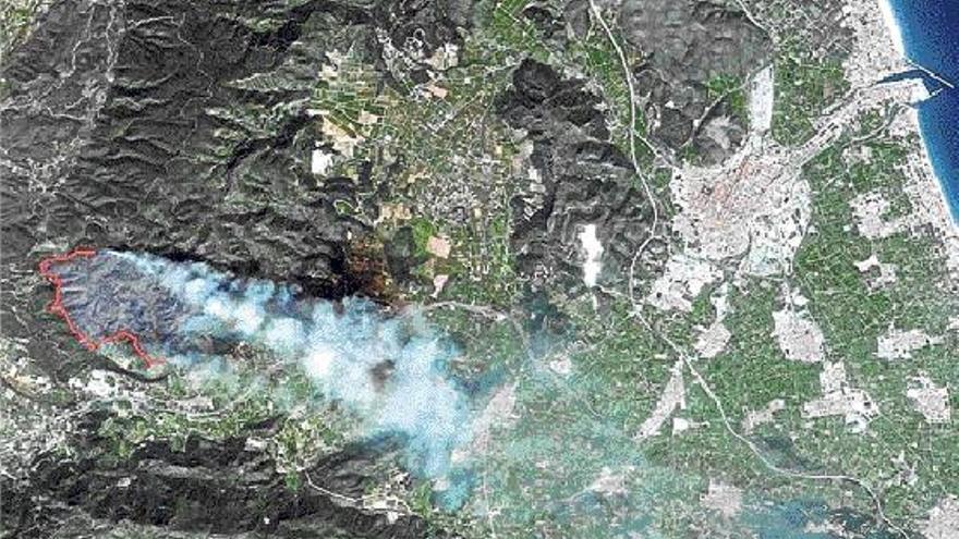 Imagen satélite del incendio de Benicolet tomada el 9 de abril en la que se aprecian los focos de fuego y el humo que se dirigía a Gandia.