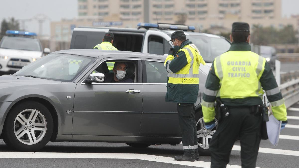 Agentes de la Guardia Civil en un control durante el estado de alarma.