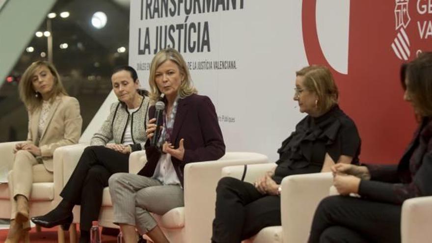 Gloria Herráez, Pilar de la Oliva, Gabriela Bravo, Teresa Gisbert y Auxiliadora Borja en el acto «Mujeres transformando la Justicia» .