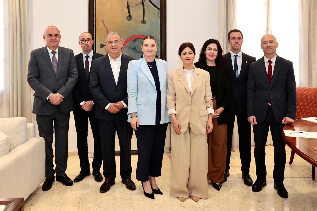 La presidenta del Govern, Marga Prohens, y los presidentes de los consells insulares junto a la Ministra de Juventud e Infancia, Sira Rego