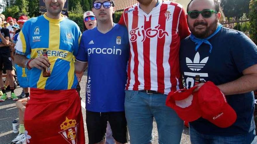 Aficionados con las camisetas del Real Oviedo y el Sporting, durante la etapa ayer de la Vuelta.