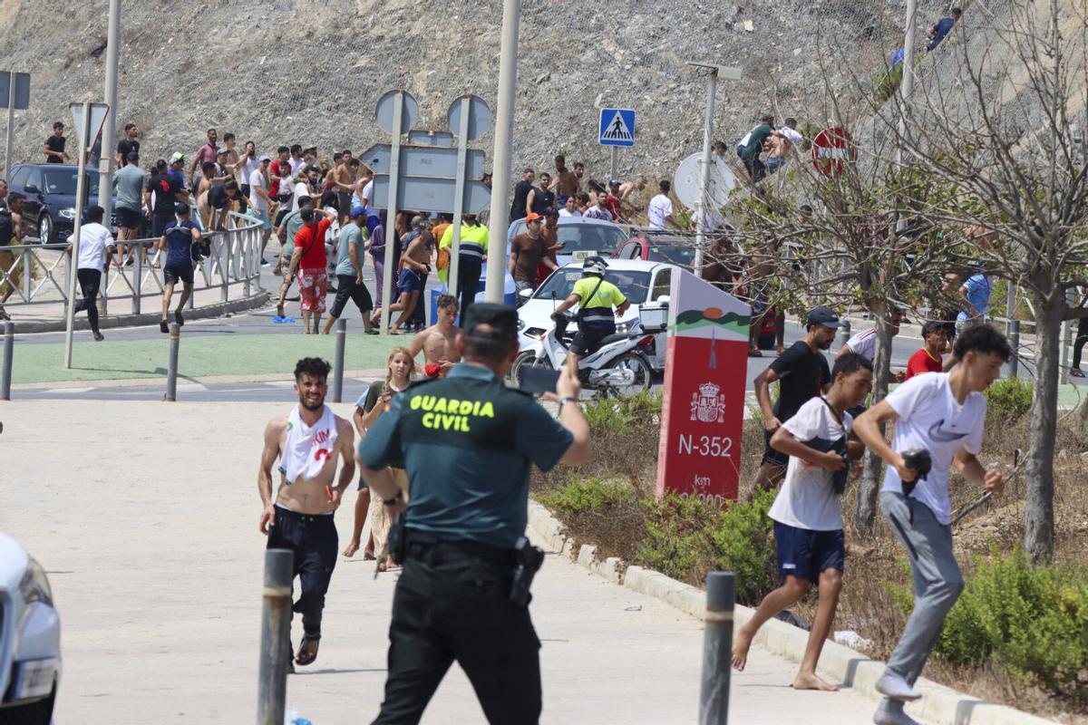 CEUTA, 30/07/2026.- Miles de jóvenes marroquíes llegaron este jueves a la frontera entre Castillejos (Marruecos) y Ceuta para tratar de cruzar la valla que separa las dos ciudades, según pudo comprobar EFE. Cientos de ellos saltaron las vallas de protección, que no estaban custodiadas en ese momento por policías, y accedieron a Ceuta. EFE/Reduan Dris