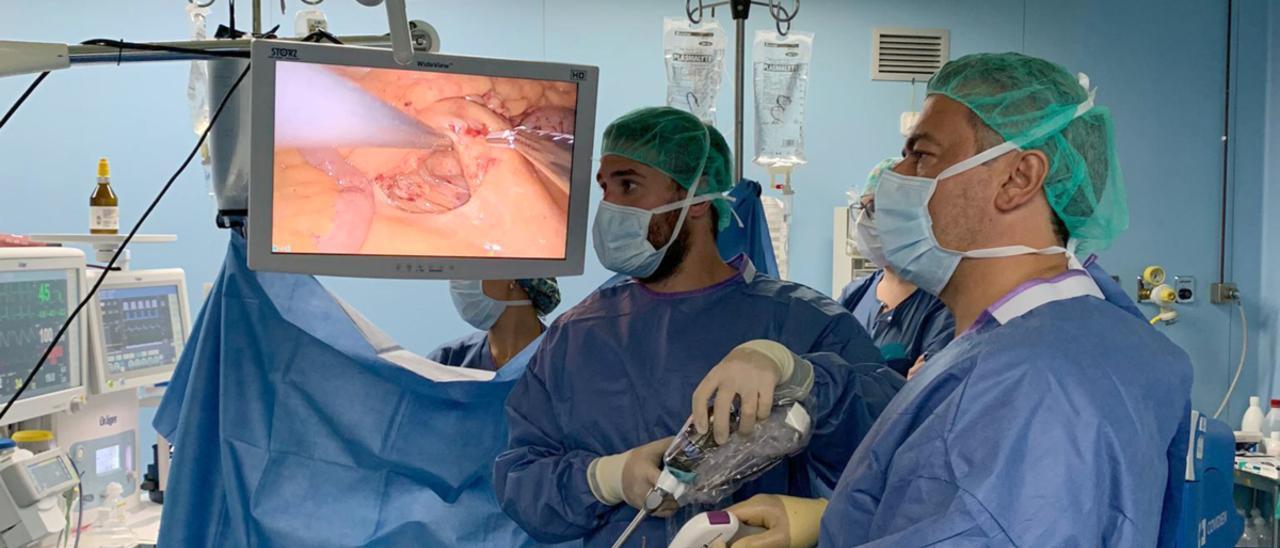 Intervención quirúrgica en el hospital de la Ribera.