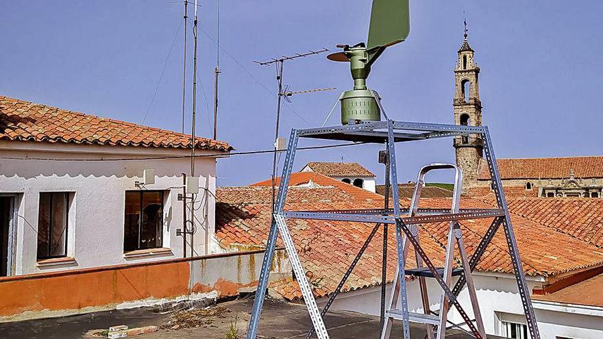 El medidor instalado en el tejado del Ayuntamiento de Hinojosa.