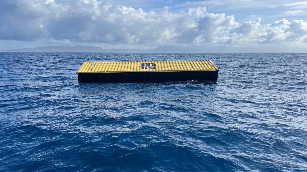 Contenedor del buque MSC Houston V, en medio del mar en Cádiz.
