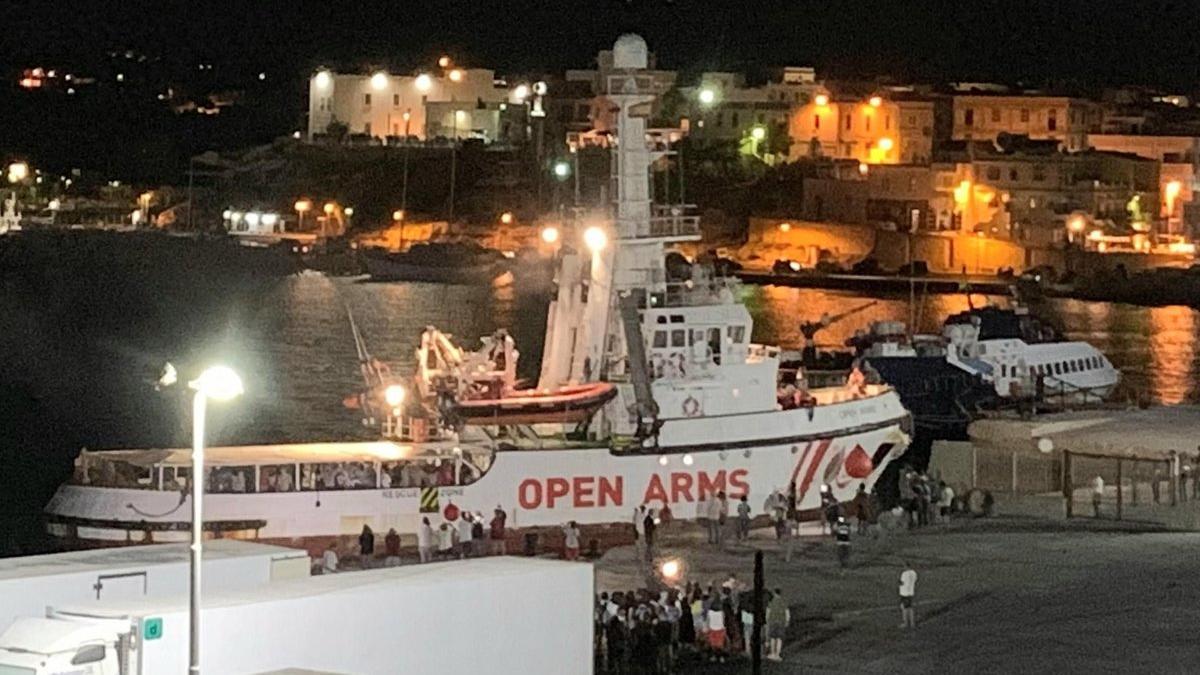 Los migrantes del 'Open Arms' desembarcan en Lampedusa