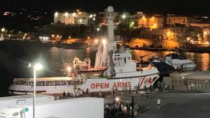 Lampedusa (Italy), 20/08/2019.- The Spanish humanitarian ship ’Open Arms’, with migrants on board, arrives in Lampedusa island, southern Italy, 20 August 2019. An Italian public prosecutor has ordered the confiscation of the migrant ship Open Arms, carrying some 140 migrants, and the evacuation of migrants on board to the island of Lampedusa on 20 August 2019 after inspecting the boat, according media reports. (Abierto, Italia, Estados Unidos) EFE/EPA/ELIO DESIDERIO BEST QUALITY AVAILABLE