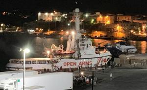 Lampedusa (Italy), 20/08/2019.- The Spanish humanitarian ship ’Open Arms’, with migrants on board, arrives in Lampedusa island, southern Italy, 20 August 2019. An Italian public prosecutor has ordered the confiscation of the migrant ship Open Arms, carrying some 140 migrants, and the evacuation of migrants on board to the island of Lampedusa on 20 August 2019 after inspecting the boat, according media reports. (Abierto, Italia, Estados Unidos) EFE/EPA/ELIO DESIDERIO BEST QUALITY AVAILABLE