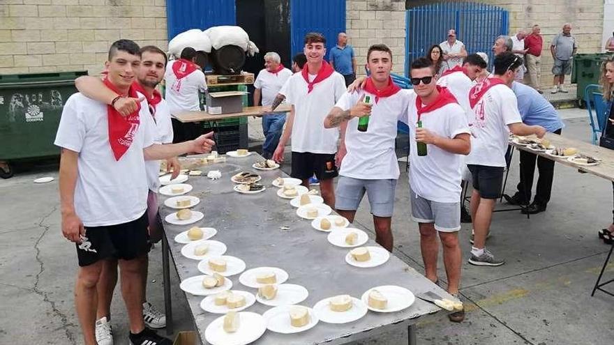 Luarca reparte más de 500 kilos de sardinas por las fiestas del Rosario