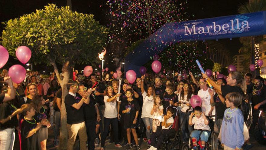 La caminata llenó de luces de neón las calles de la localidad marbellí.