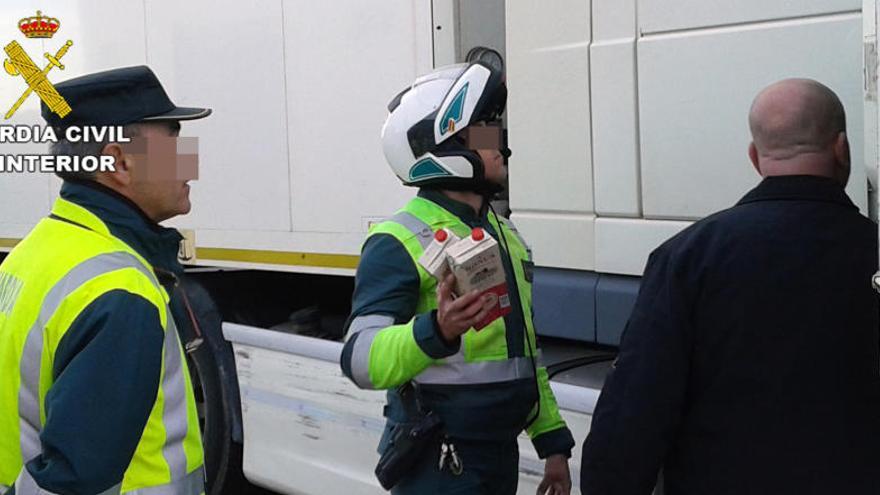 La Guardia Civil encontró cartones de vino en la cabina