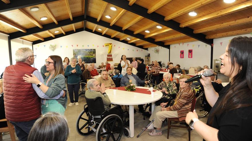 La residencia para mayores  de Silleda sopla las siete velas