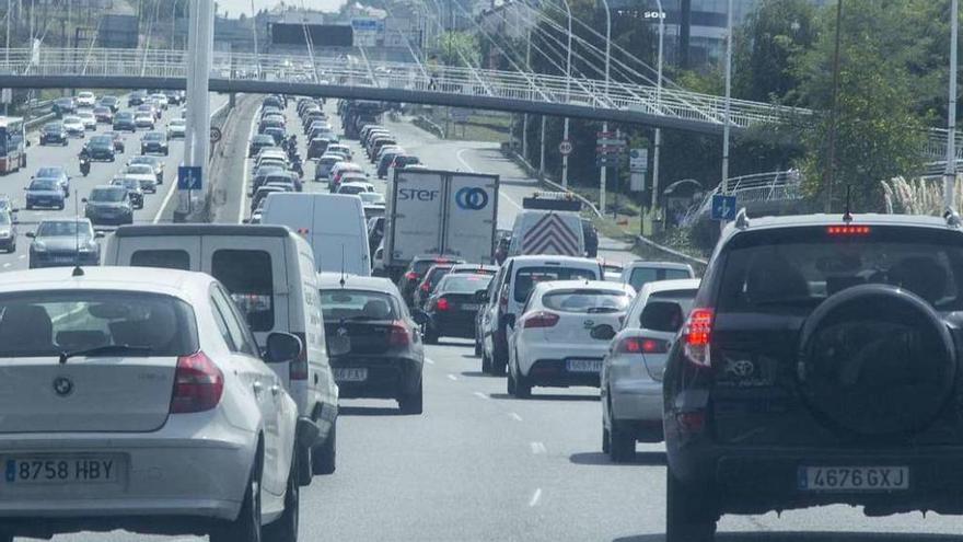 Automóviles en circulación por Alfonso Molina, una de las vías más ruidosas de la ciudad.