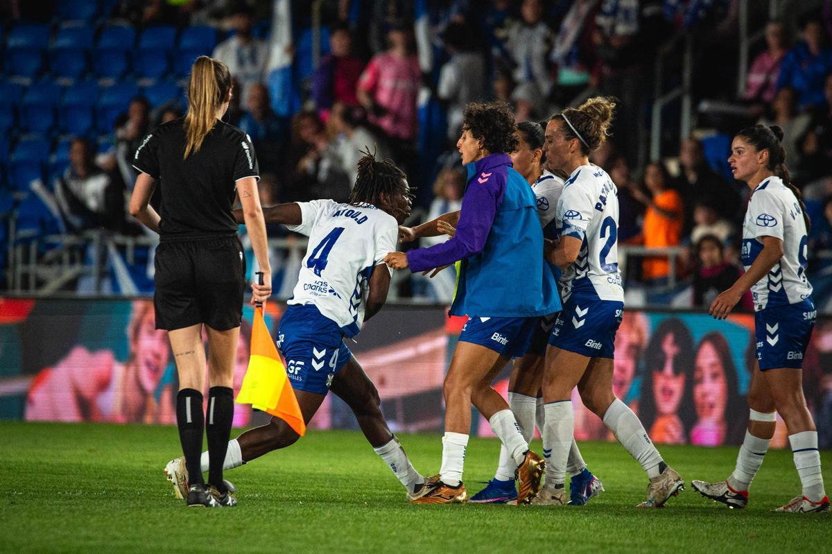 Fatou Dembele, junto a varias compañeras.