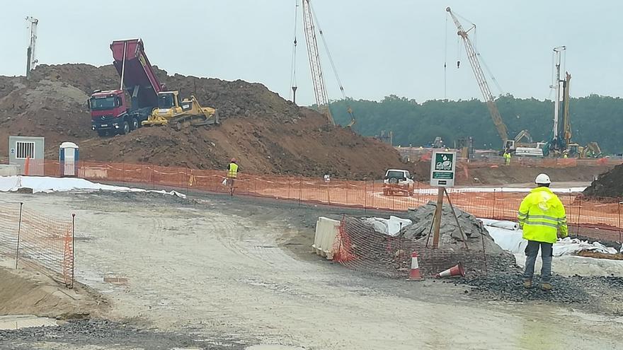 La pequeña “ciudad” de Amazon en Bobes: una legión de obreros que casi duplica la población de la parroquia