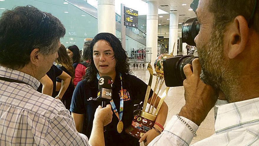 Natasha Lee, con la copa.