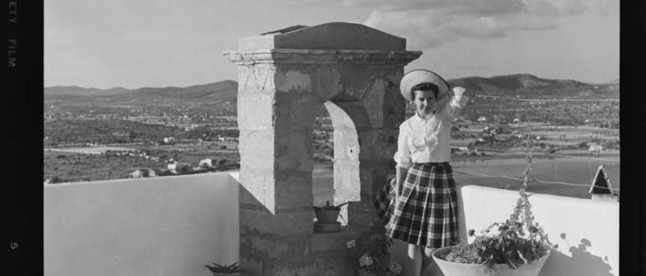 En el archivo se describe de la siguiente manera esta imagen: «Retrato de mujer en la azotea de la residencia de los Sres. de Menocal, vivienda unifamiliar; posa junto a la espadaña del edificio, al fondo, un paisaje montañoso».