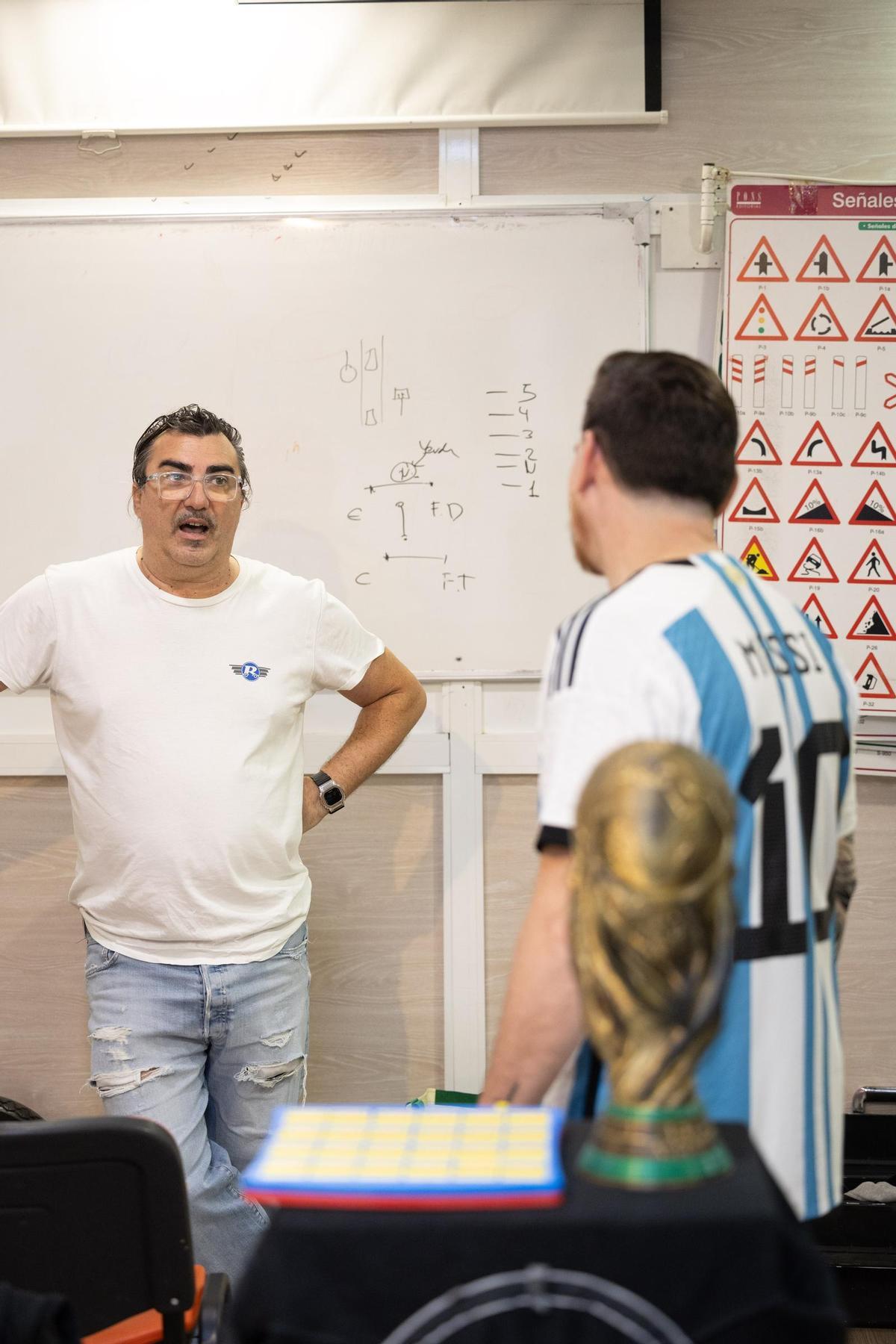 Fernando, director de la Autoescuela Residencial, charla con su invitado.