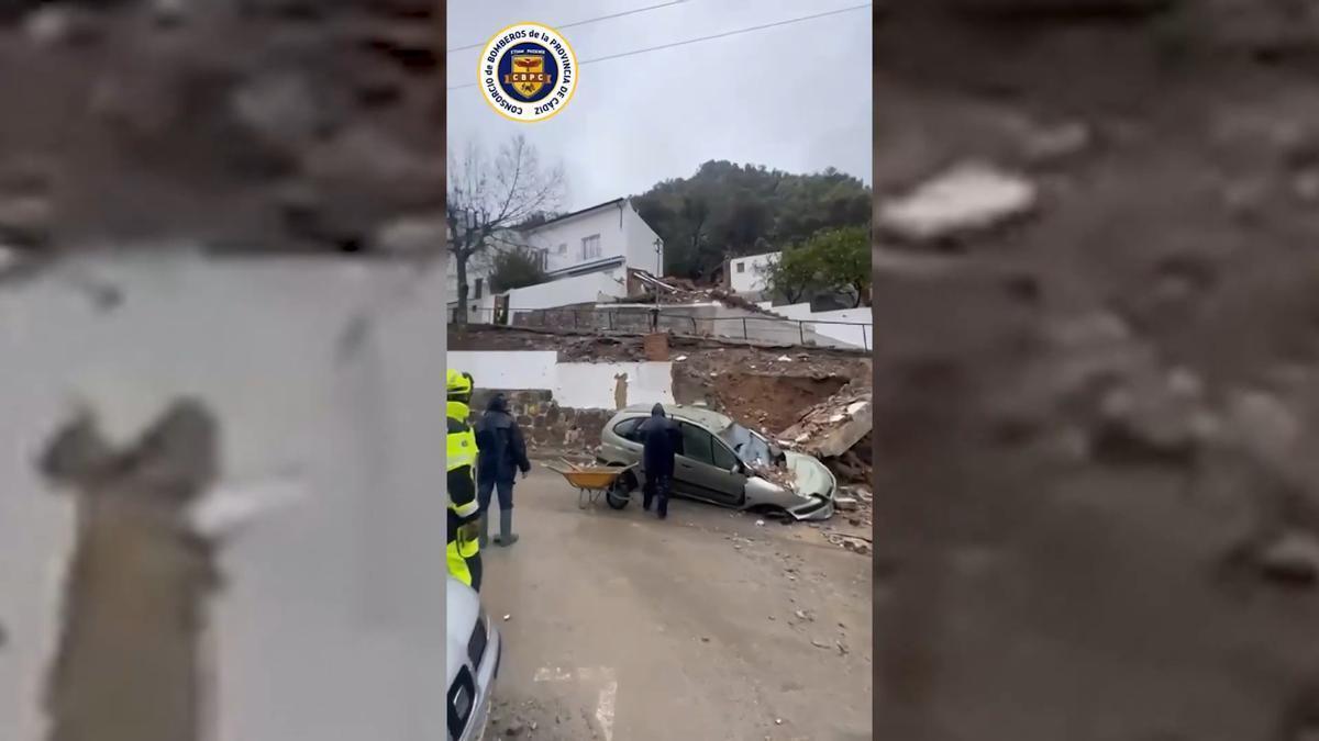 Vídeo | El desprendimiento de una piedra en Ubrique provoca el derrumbe de una casa sobre un coche