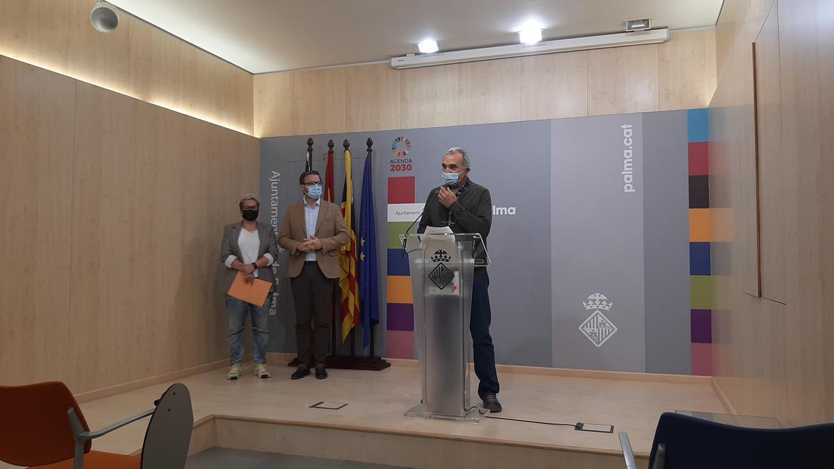 El técnico Antoni Colom, con Sonia Vivas y el alcalde, José Hila, han presentado la ampliación del servicio da atención a las víctimas de violencia machista.