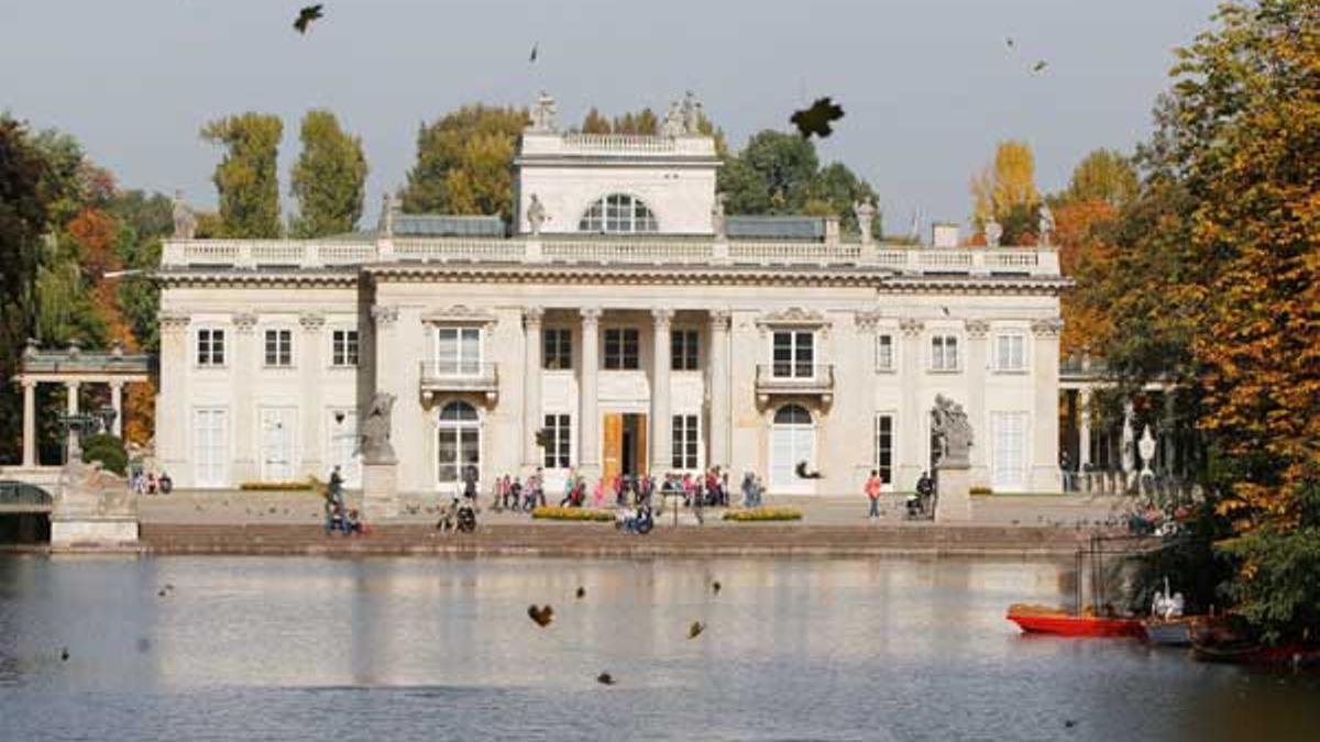 El Palacio de la Isla del Parque Real Lazienki data del siglo XVIII y es uno de los lugares más turísticos de Varsovia.