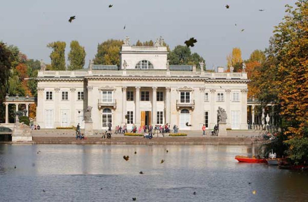 El Palacio de la Isla del Parque Real Lazienki data del siglo XVIII y es uno de los lugares más turísticos de Varsovia.