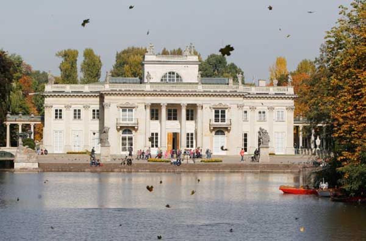 El Palacio de la Isla del Parque Real Lazienki data del siglo XVIII y es uno de los lugares más turísticos de Varsovia.