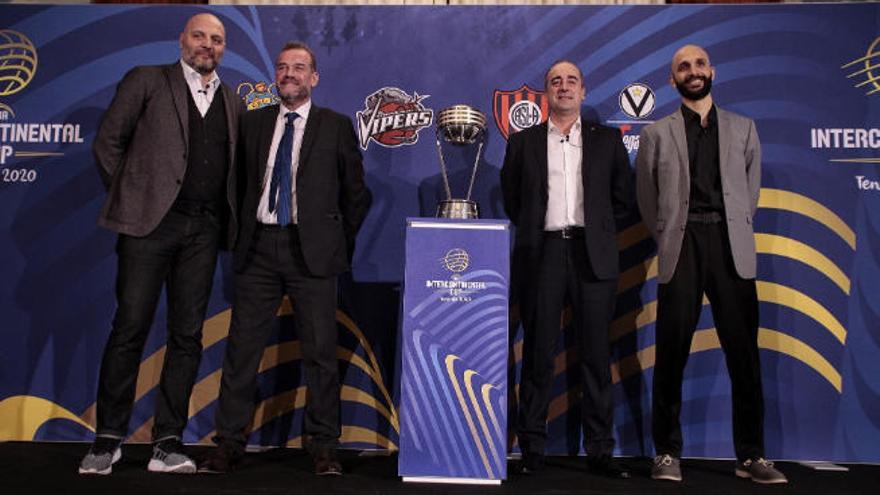 Los cuatro entrenadores de la Copa Intercontinental, con Vidorreta el tercero por la izquierda, en la presentación del evento. Ninguno tocó el trofeo.