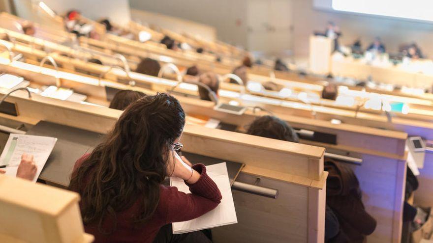 Alumnos haciendo un examen de Selectividad en Mallorca