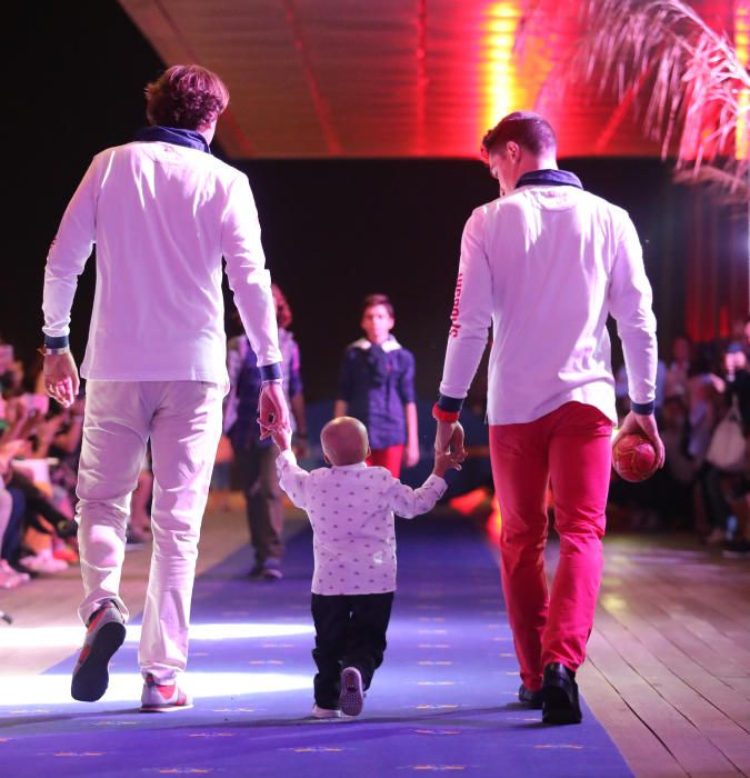 Desfile benéfico del Levante UD y Spagnolo en favor de Aspanion