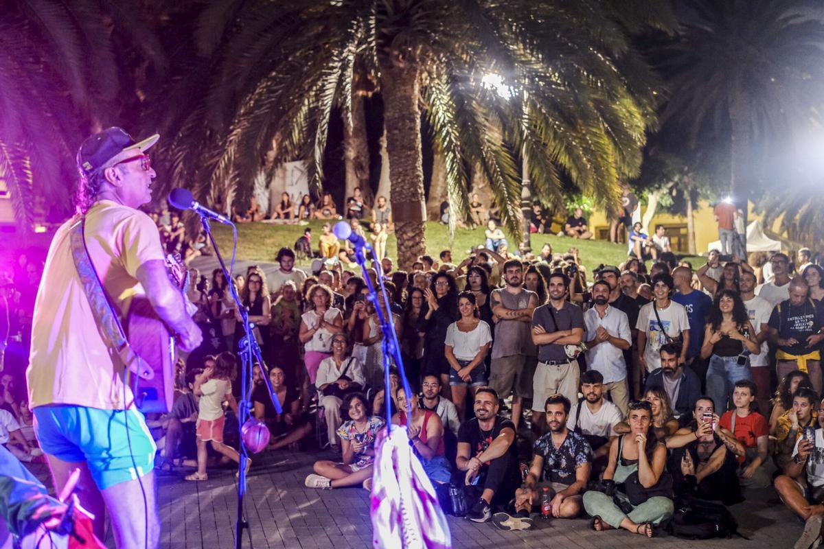 Conciertos en el segundo día de la acampada por la vivienda en la Plaza de La Feria, en Las Palmas de Gran Canaria