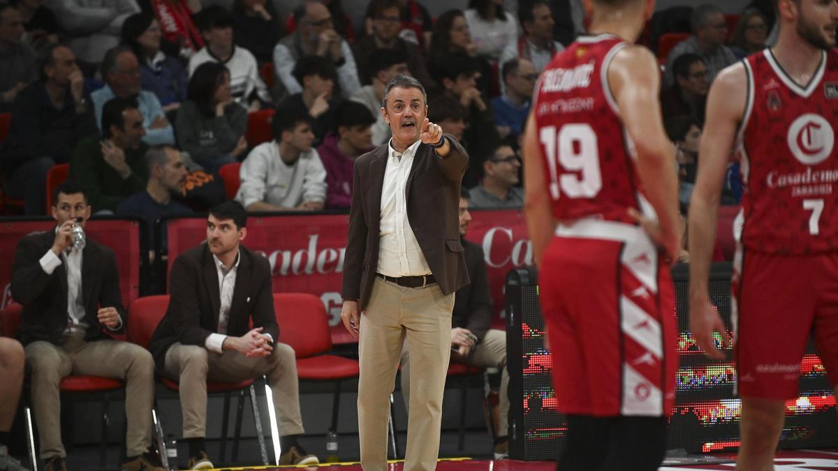 Porfirio Fisac da instrucciones a sus jugadores durante el duelo frente al Tenerife