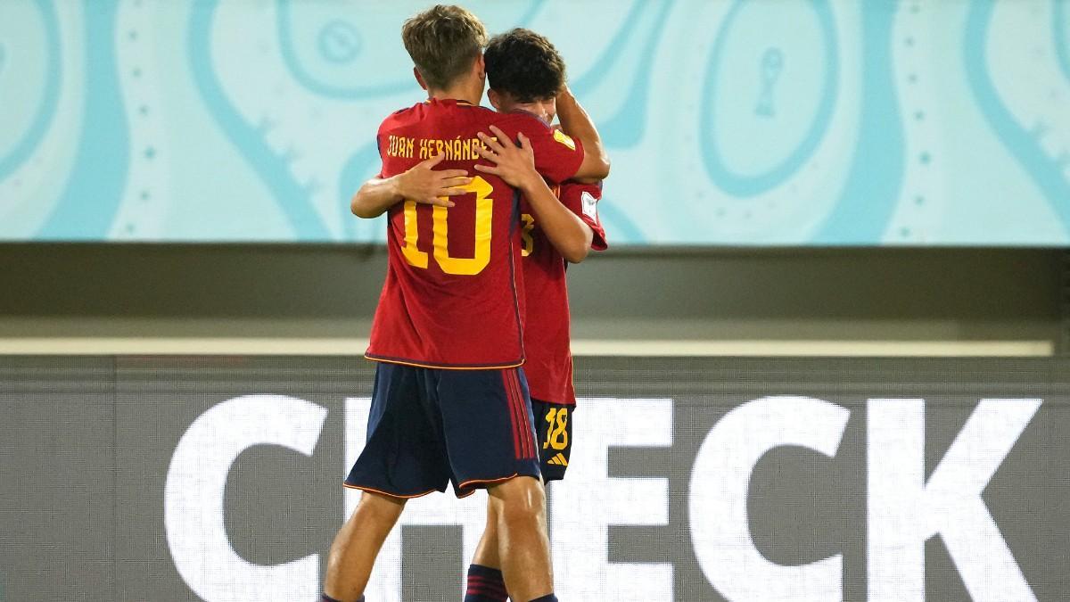 Quim Junyent y Juan Hernández, celebrando un gol en el Mundial Sub17