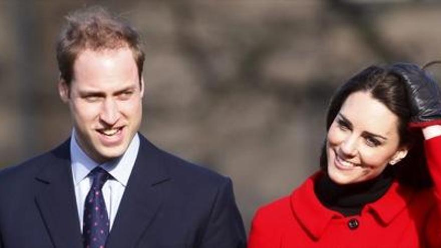 El príncipe de Inglaterra Guillermo (i) y su comprometida, Kate Middleton