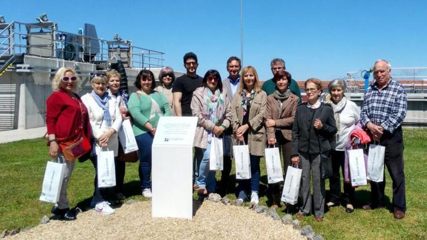 Los centros sociales de Oviedo visitan la potabilizadora de Cabornio