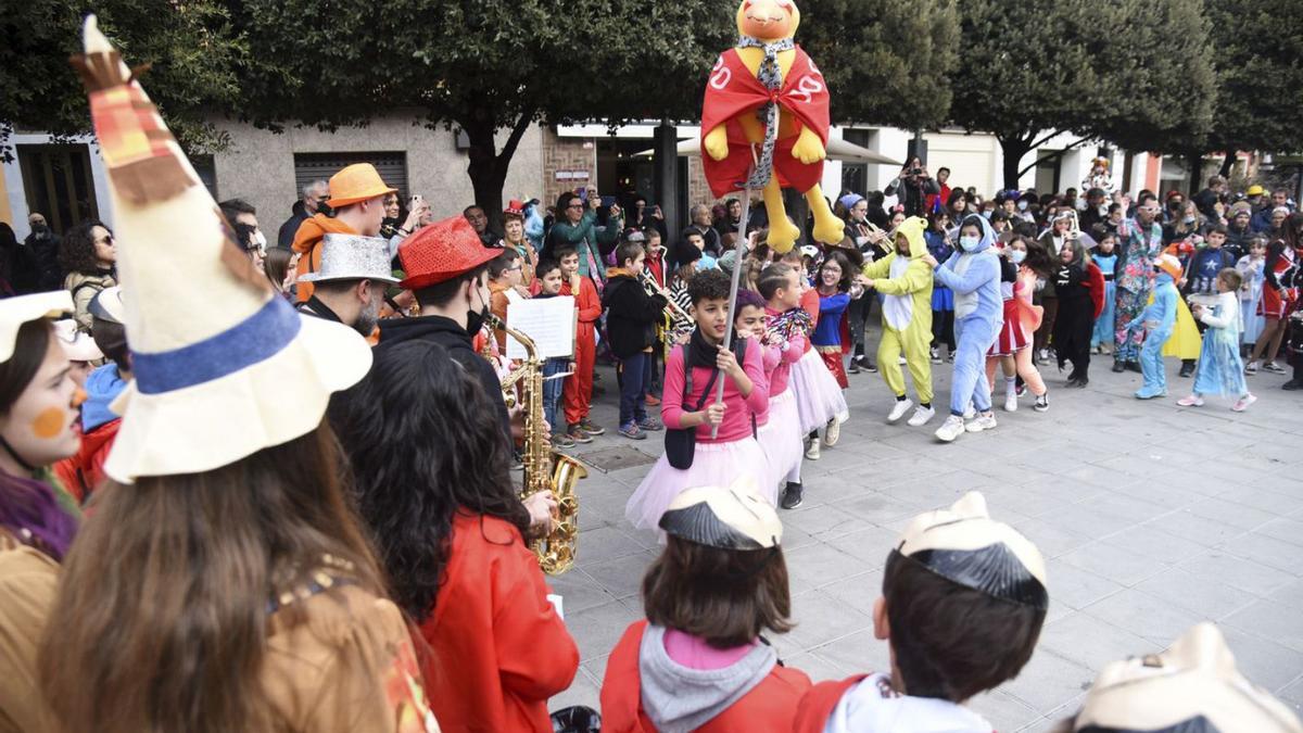 Un moment de la rua del carnaval infantil amb el rei Carnestoltes, el Pollanstrunski | MIREIA ARSO