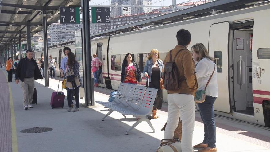 Tren con destino a Madrid en Guixar // M.G. Brea