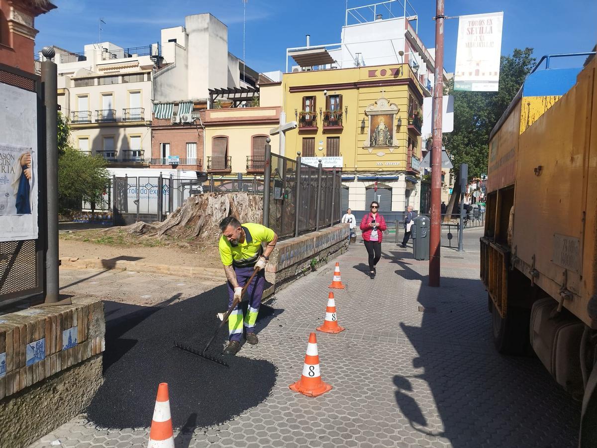 Operarios trabajando en la colocación de una rampa de asfalto frente a San Jacinto.