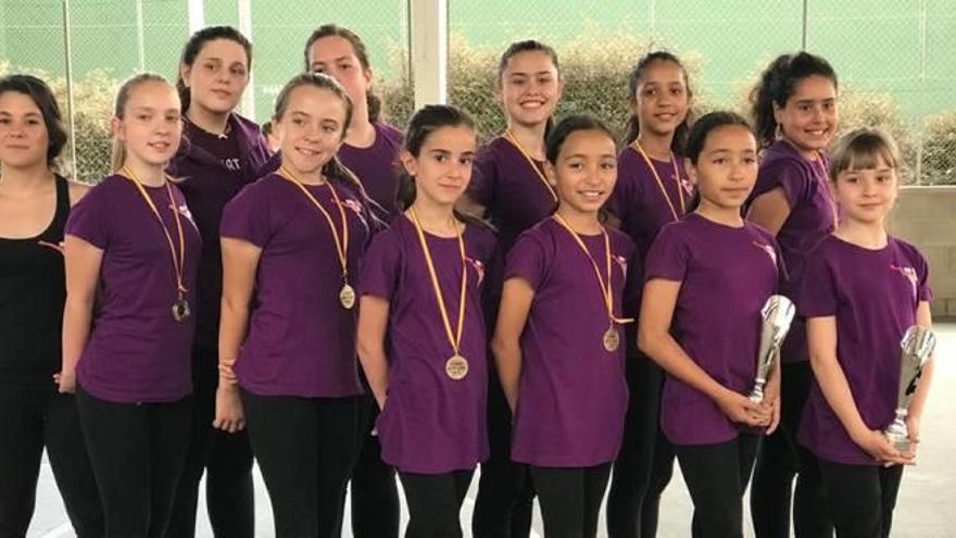 Algunas de las integrantes del Club de Patinaje Artístico de Burjassot en el pabellón del municipio.