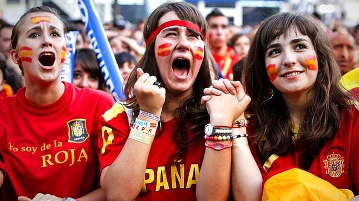 Aficionades espanyoles segueixen emocionades el partit contra els alemanys. És la primera vegada en la seva història que ’la Roja’ es classifica per a la final d’una copa del món.