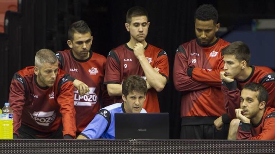 Miguelín, Álex, Bebe, Jé, Lima y Adri rodean a Duda, quien muestra la táctica en el ordenador ayer en Sevilla.