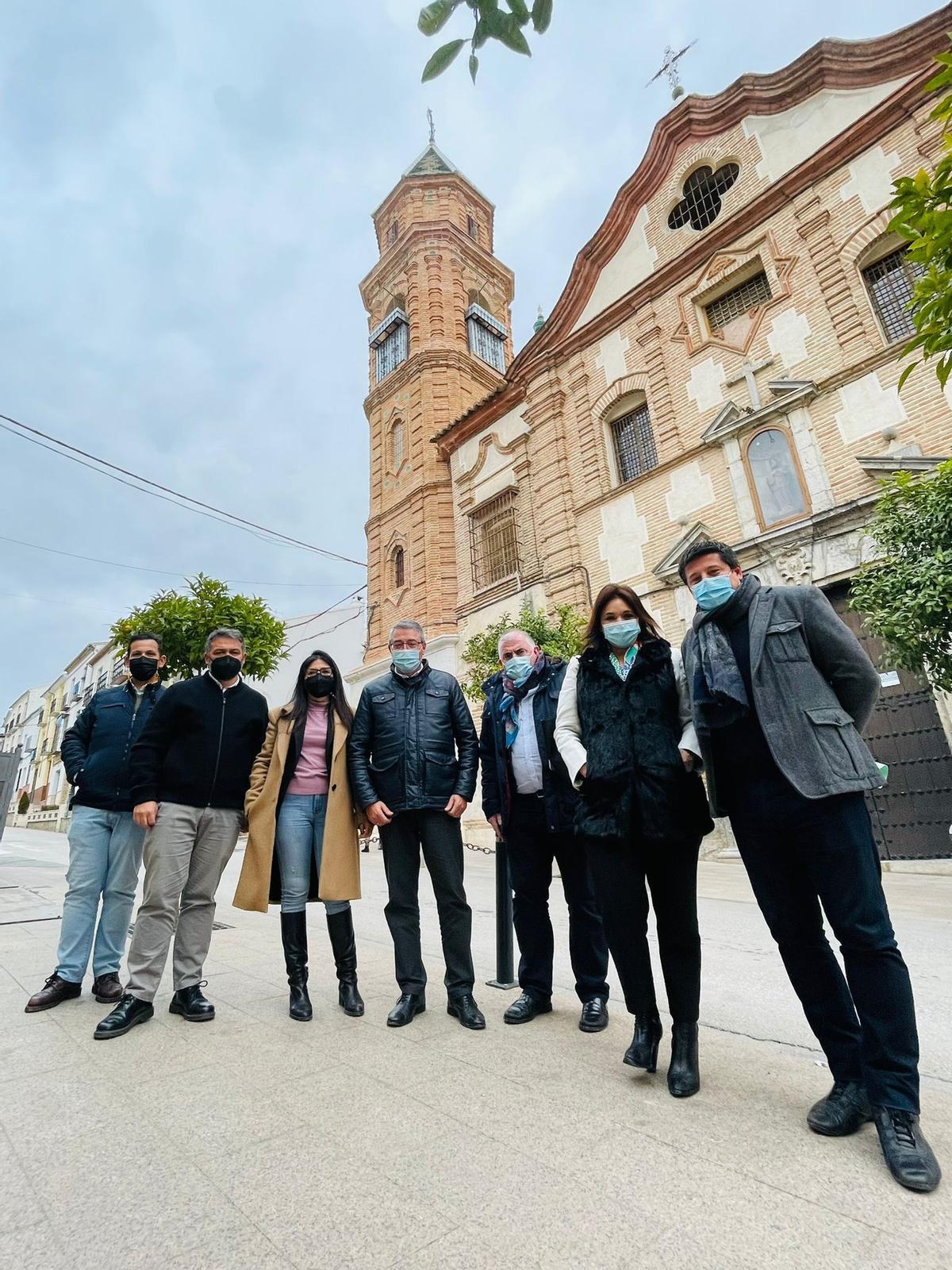 Las autoridades ante la remozada torre del Convento de las Mínimas de Archidona.