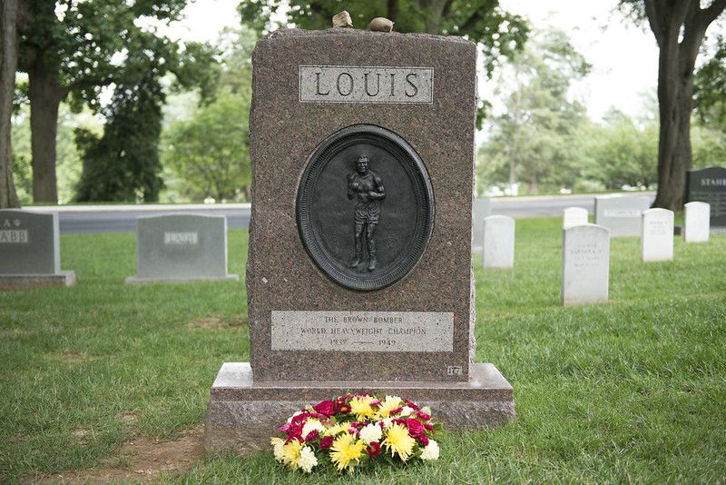 Tumba de Louis en el cementerio de Arlington.
