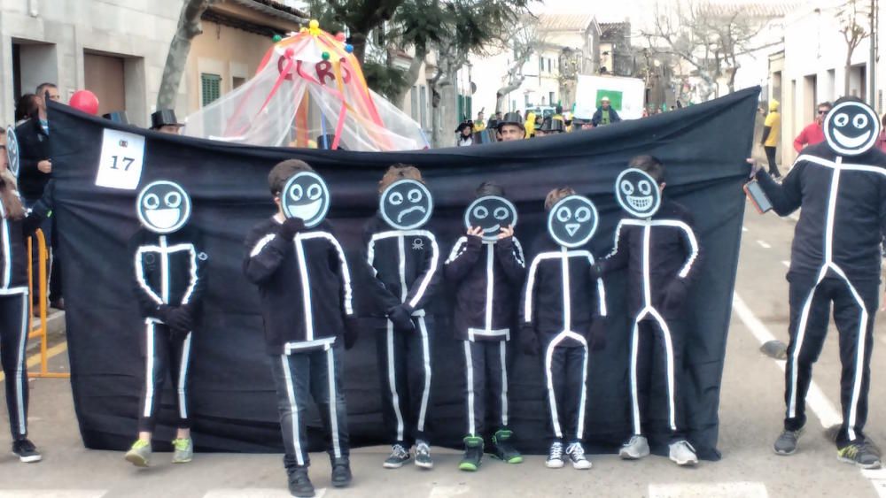 Sencelles anticipa el Carnaval con un colorista desfile de carrozas