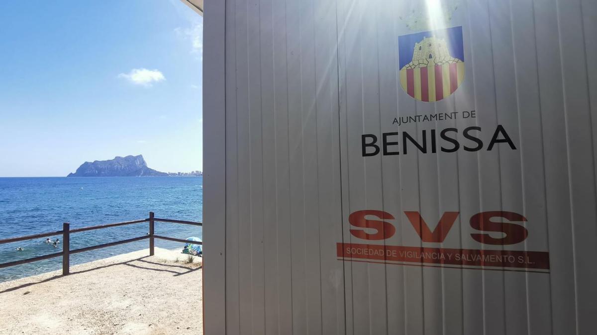 El punto de salvamento y socorrismo del Baladrar. Al fondo, el Penyal d'Ifac