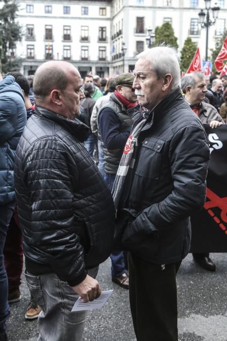 Manifestación de los sindicatos UGT y CCOO en Oviedo contra las políticas del Gobierno