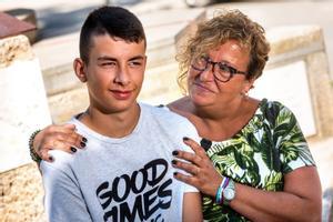 Marc Torrent, de 13 años y con covid persistente, posa junto a su madre, Imma Solà.